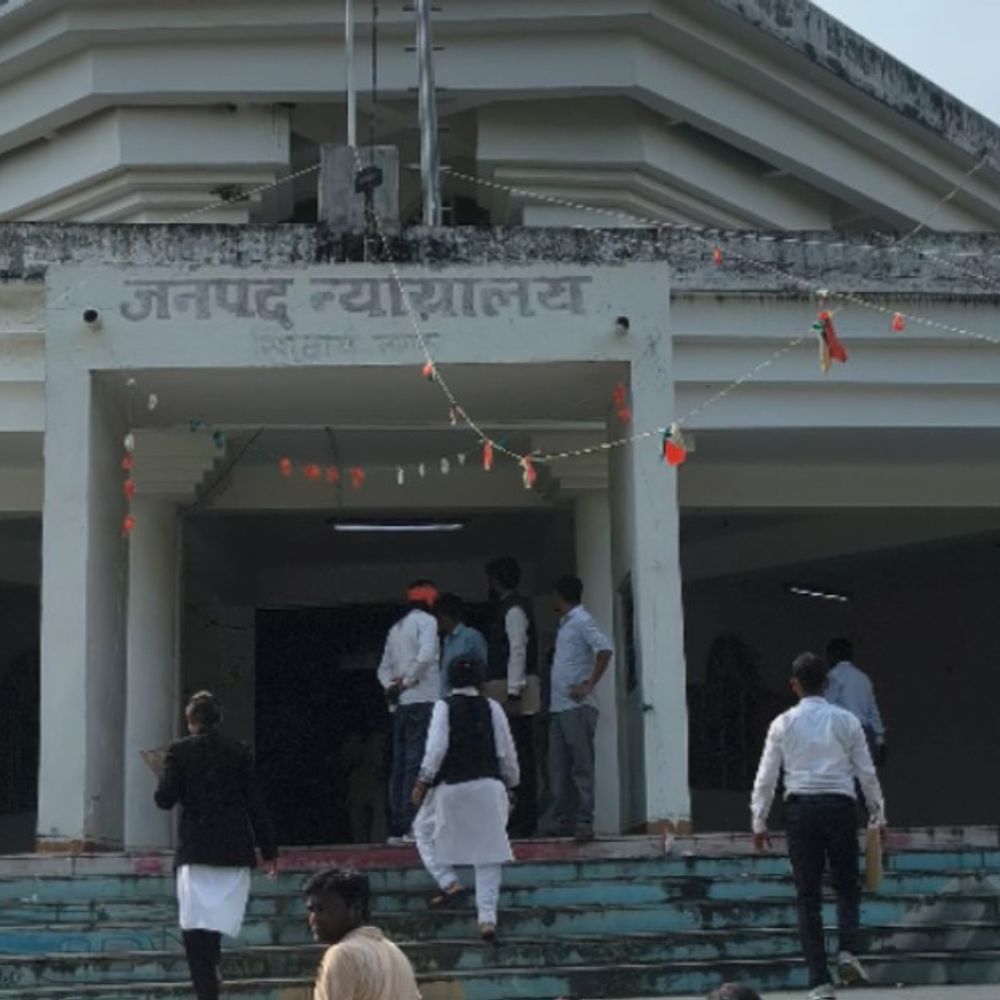 सिद्धार्थनगर में ईंट उठाने से रोकने पर बुजुर्ग से मारपीट:44 दिन बाद कोर्ट के आदेश पर केस; बाइक तोड़ने का भी आरोप