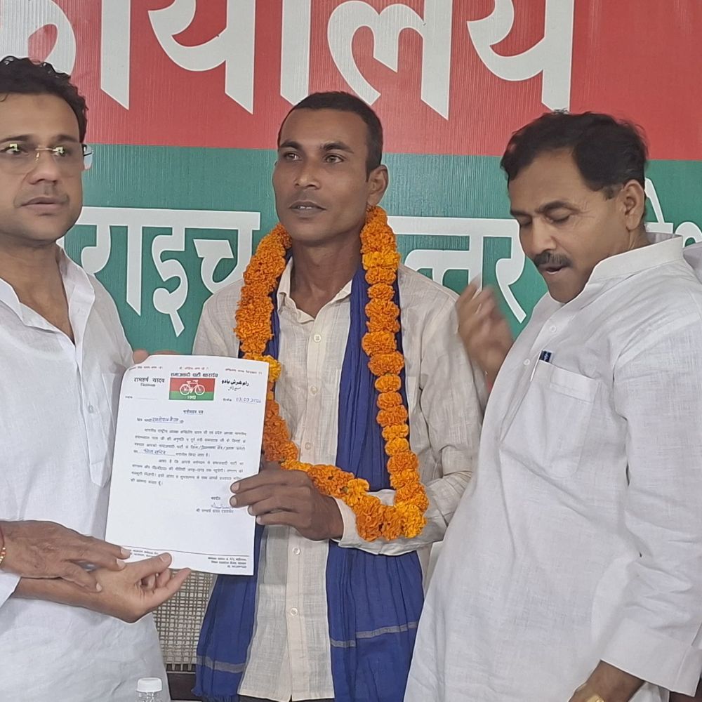 सपा की बैठक में दो कार्यकर्ताओं को जिला सचिव बनाया:बहराइच में संगठन मजबूत करने पर मंथन, लोगों ने ग्रहण की पार्टी की सदस्यता