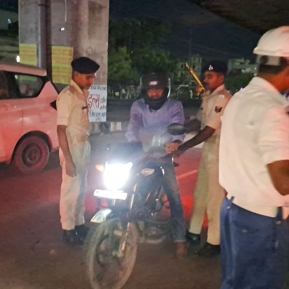 गोपालगंज में अपराध रोकने के लिए सघन जांच अभियान:यातायात पुलिस ने चौक-चौराहों पर वाहनों की तलाशी ली, संदिग्धों की हुई जांच