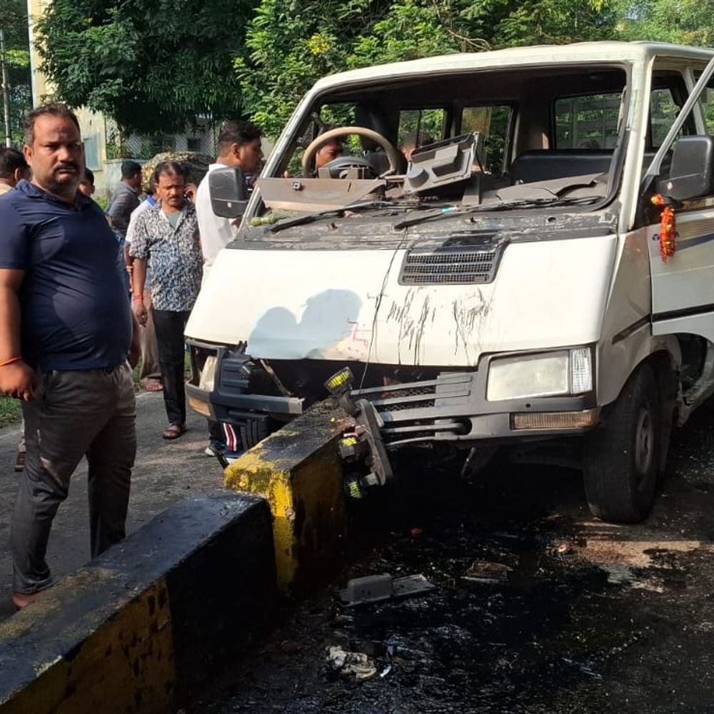 जमशेदपुर में स्कूल वैन डिवाइडर से टकराई, 15 बच्चे घायल:टेल्को स्टेडियम रोड पर हुआ हादसा, टाटा विंगर में सवार थे स्कूल के बच्चे
