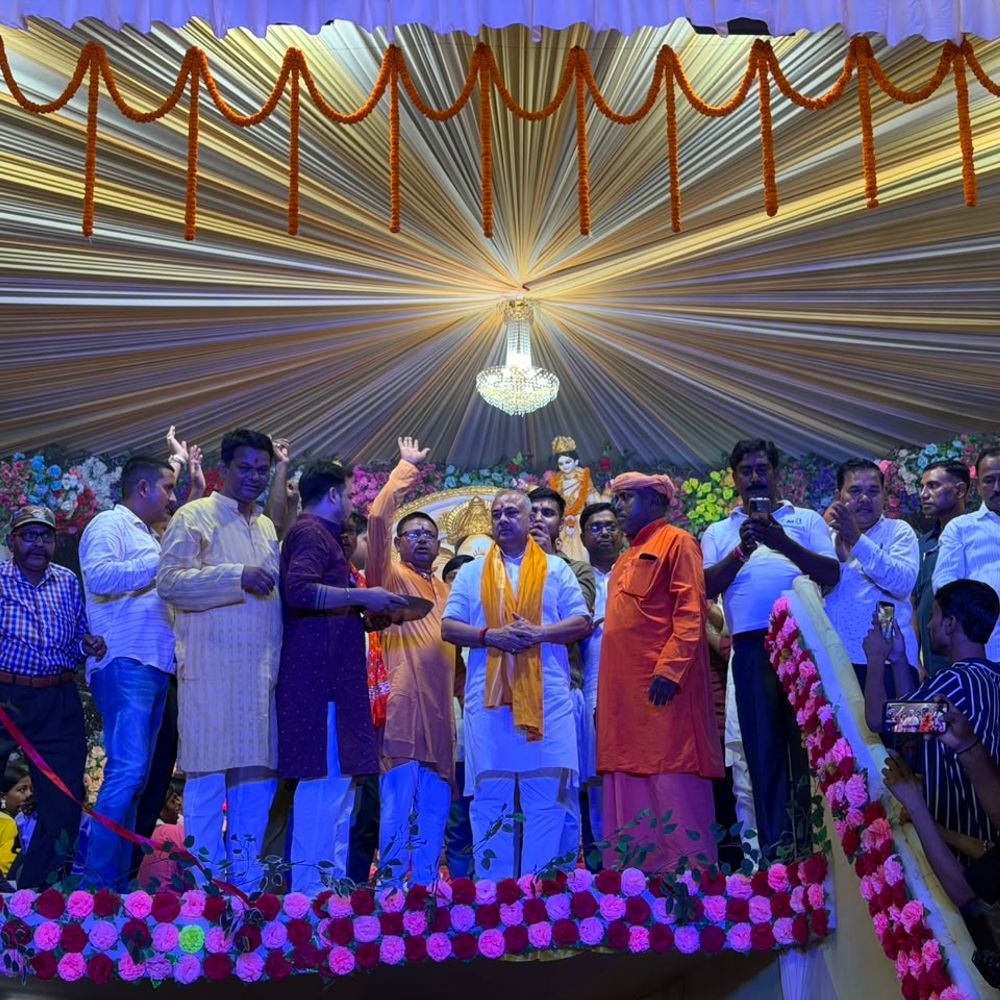 महाराजगंज के एकता क्लब ने गणेश प्रतिमा स्थापित की:बड़ी संख्या में श्रद्धालु दर्शन को पहुंचे, पूर्व सांसद भी शामिल हुए