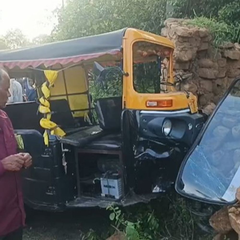 नशेड़ी ऑटो चालक ने बाइक सवार को टक्कर मारी:हादसे में बाइक सवार घायल, पुलिस ने अस्पताल में भर्ती कराया