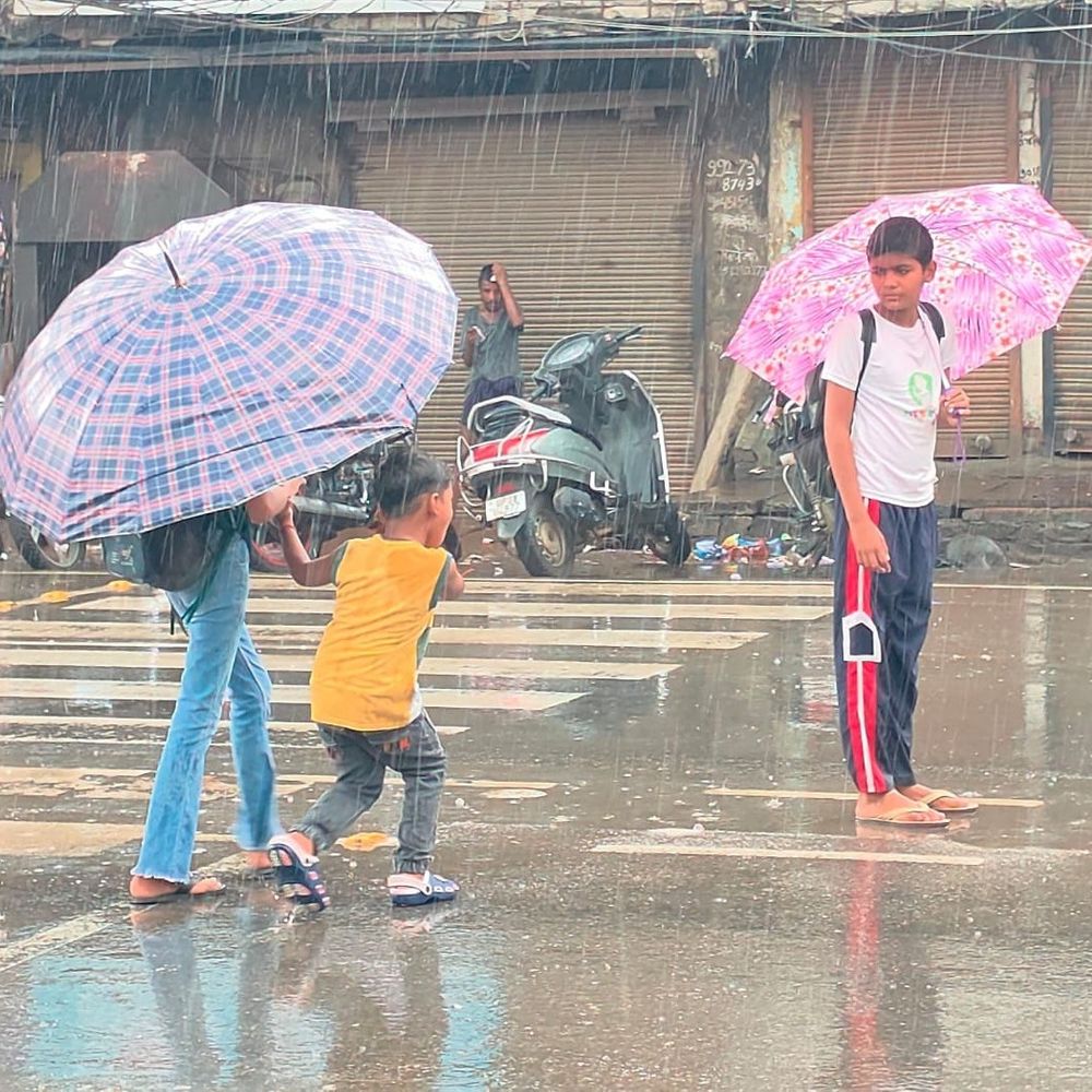 संभल में 5 घंटे से बारिश, पारा 14 डिग्री लुढ़का:20 डिग्री के साथ 8 मिलीमीटर बारिश से ठिठुरन बढ़ी, AQI 73 पहुंचा, मौसम विभाग का अलर्ट