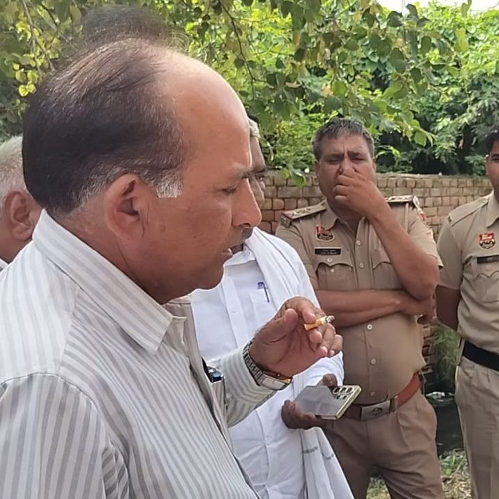 इसराना में कार्रवाई के दौरान ड्यूटी मजिस्ट्रेट सिगरेट पीते दिखे:अवैध निर्माण पर चला प्रशासन का पीला पंजा, ग्रामीणों ने दोबारा निशानदेही की मांग की