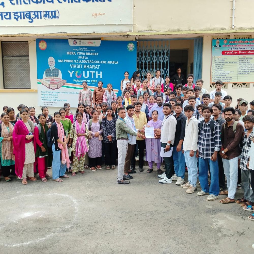 NSUI ने झाबुआ PG कॉलेज का गेट बंद किया:समस्याओं को लेकर प्राचार्य को ज्ञापन सौंपा, पुस्तक वितरण और कैंटीन शुरू करने की मांग