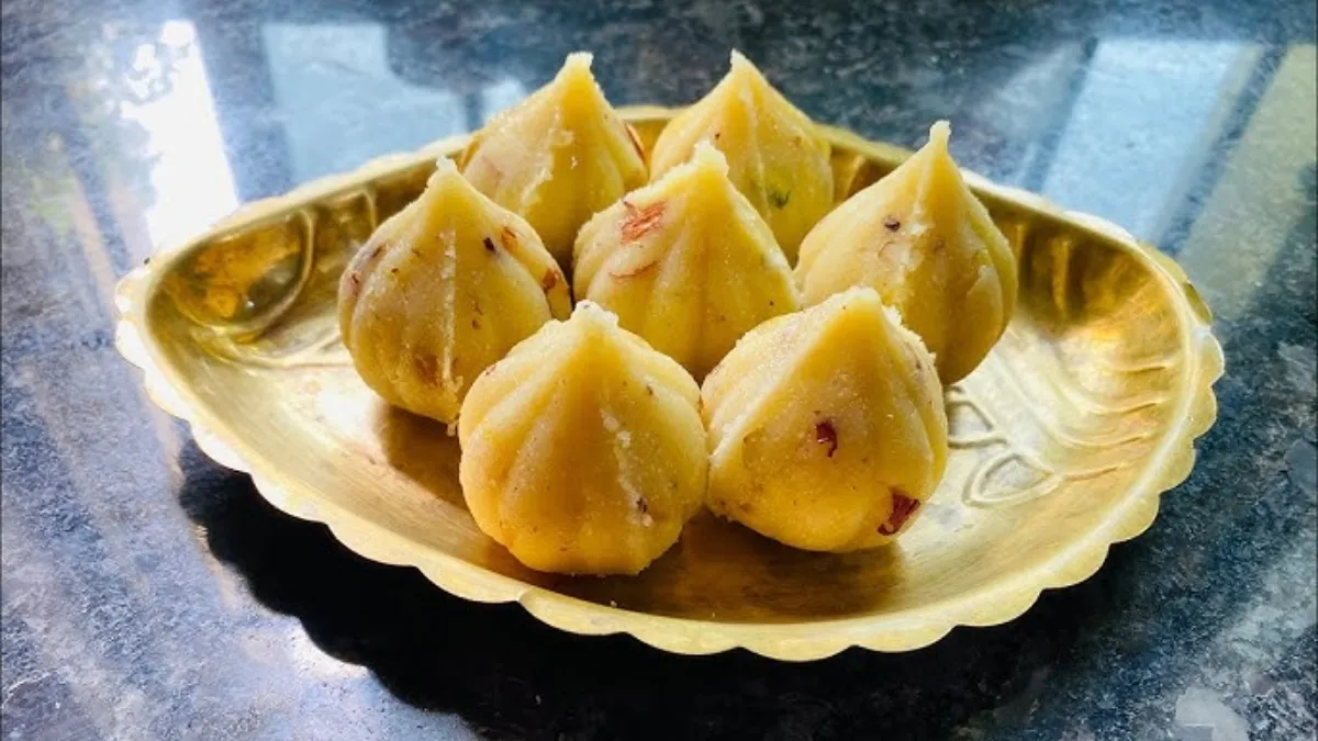 चावल के मोदक से बप्पा को लगाएं भोग, जानें घर पर कैसे बनाएं गणपति की प्रिय मिठाई, नोट करें रेसिपी