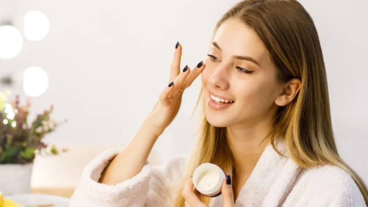 रात में स्किन केयर करते समय न करें ये गलतियां, डॉक्टर ने बताया क्या है सही Night Skincare Routine?