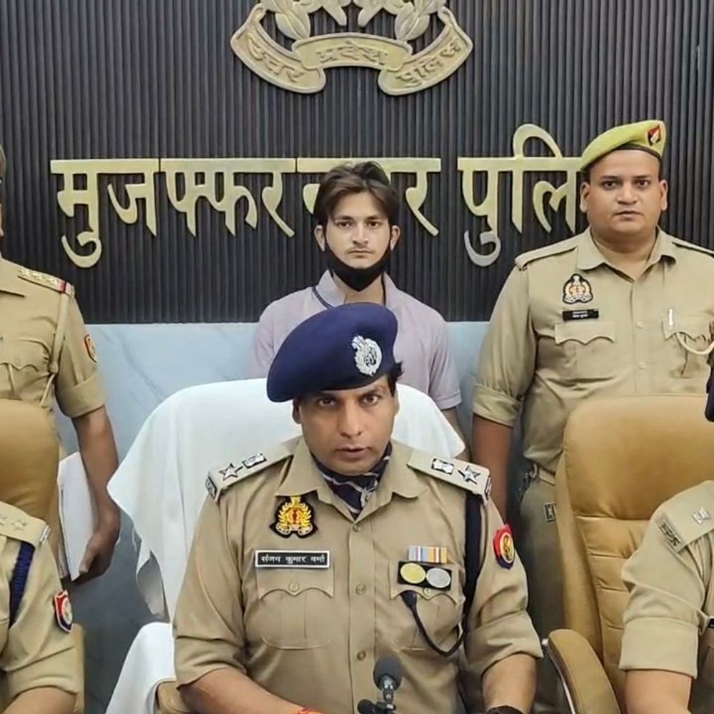 मुजफ्फरनगर में दीपावली से पहले अवैध पटाखा फैक्ट्री का भंडाफोड़:किशोर समेत 2 गिरफ्तार, मीरापुर में चल रहा था बारूद का काला कारोबार