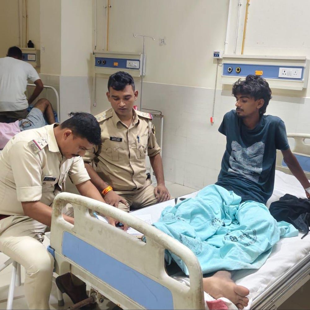 वैशाली में बाइक सवार अपराधियों ने युवक को मारी गोली:दोनों पैरों में लगी गोली; 2 लाख रुपए लूटने का भी आरोप, पुलिस जांच में जुटी