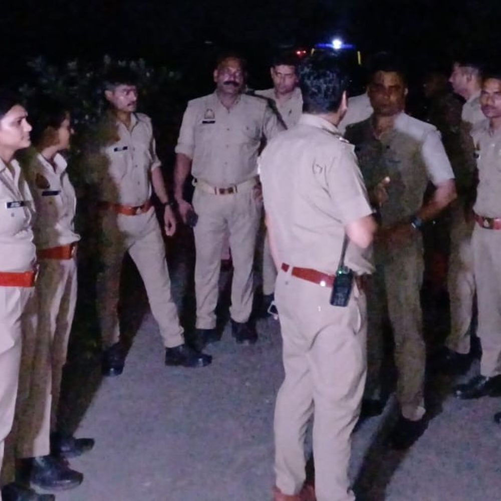 बुलंदशहर में युवक की धारदार हथियार से हत्या:मुख्य रास्ते पर फेंका गया शव, एक टांग भी कटी मिली; पुलिस जांच में जुटी
