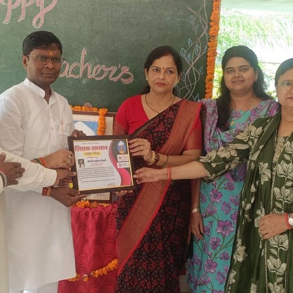 मिर्जापुर में प्रधानाध्यापिका मधुरिमा तिवारी सम्मानित:भाजपा जिलाध्यक्ष ने शिक्षा में उत्कृष्ट कार्य पर शिक्षक दिवस पर दिया सम्मान