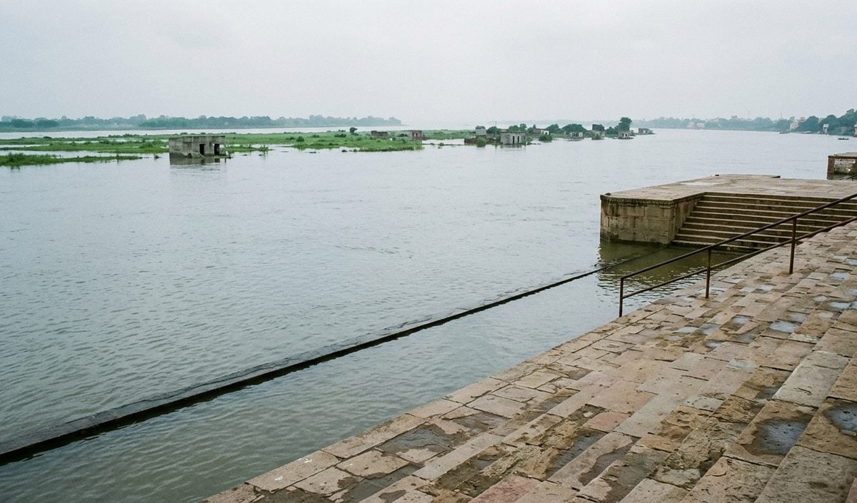 Bihar Flood: Patna के Gandhi Ghat पर गंगा का जलस्तर HFL पार, 11 जिलों में 19 लाख लोग प्रभावित