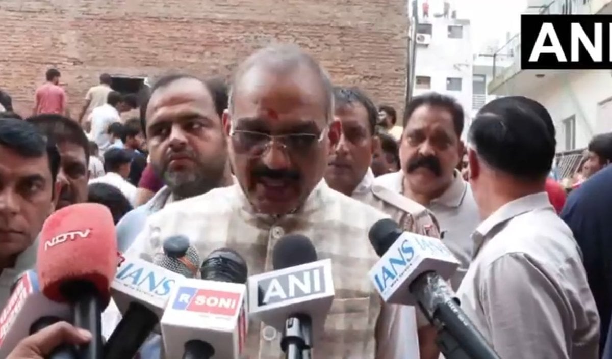 कितने छात्र फंसे हैं, कहना मुश्किल… Satya Niketan Building Collapse पर BJP MLA का बड़ा बयान