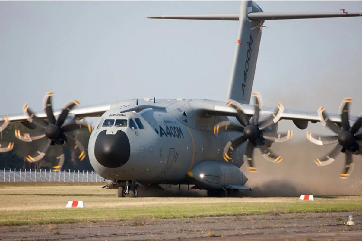 British Air Force Plane Crash: ब्रिटेन में ट्रेनिंग के दौरान क्रैश हुआ ब्रिटिश एयर फोर्स का प्लेन, दो पायलटों ने इजेक्ट कर बचाई जान