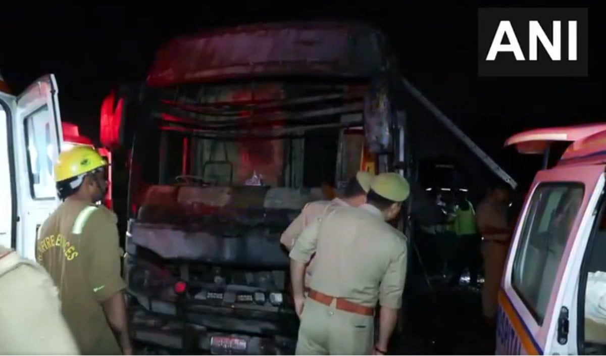 Yamuna Expressway Bus Fire | FIR में बड़ा खुलासा, यात्रियों की चेतावनी के बावजूद स्लीपर बस दौड़ाता रहा ड्राइवर, एक गलती निगल गयी 9 लोगों की जिंदगी