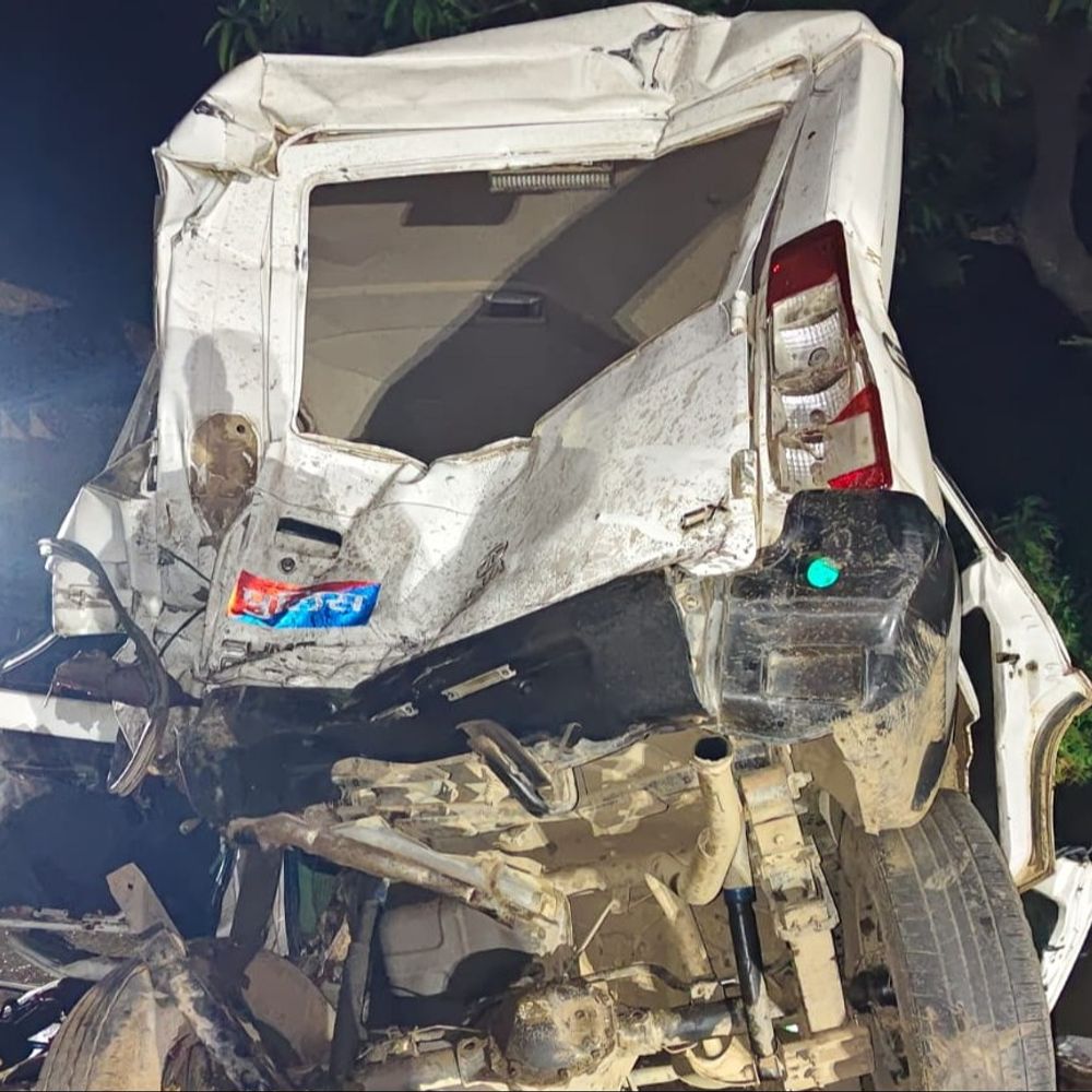 बक्सर में गश्ती गाड़ी को ट्रक ने मारी टक्कर:3 पुलिसकर्मी घायल; गाड़ी में फंसे SI को गैस कटर से निकाला, ड्राइवर फरार