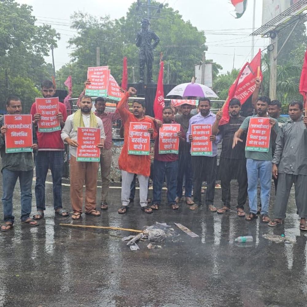 सीवान में बारिश के बीच भाकपा माले का प्रदर्शन:CEC का पुतला फूंका, SIR के नाम पर मतदाता सूची से नाम हटाने का विरोध