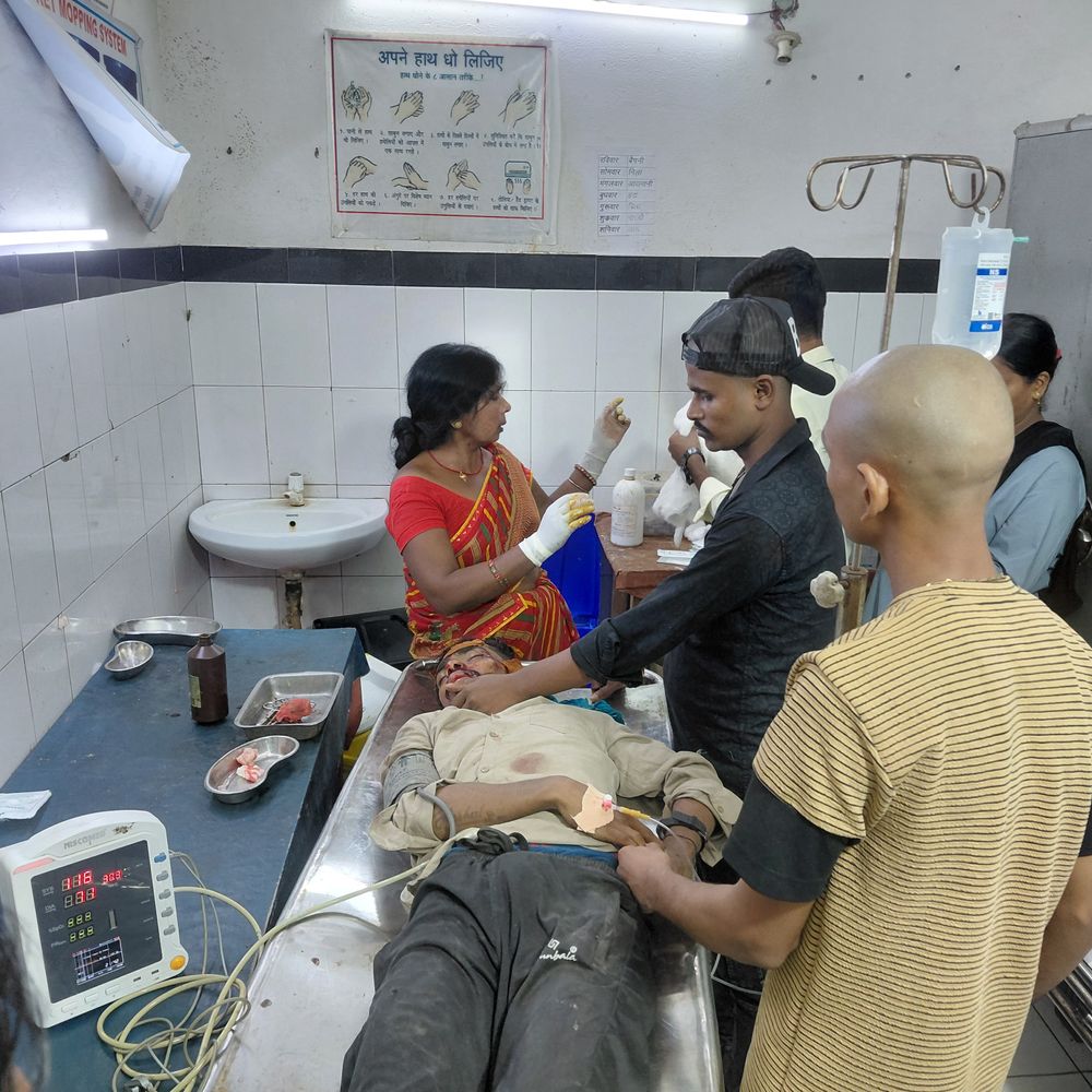 रहटा में बाइक सवार युवक को अज्ञात वाहन टक्कर मारी:गंभीर घायल, मेडिकल कॉलेज रेफर; दीदी के घर जा रहा था