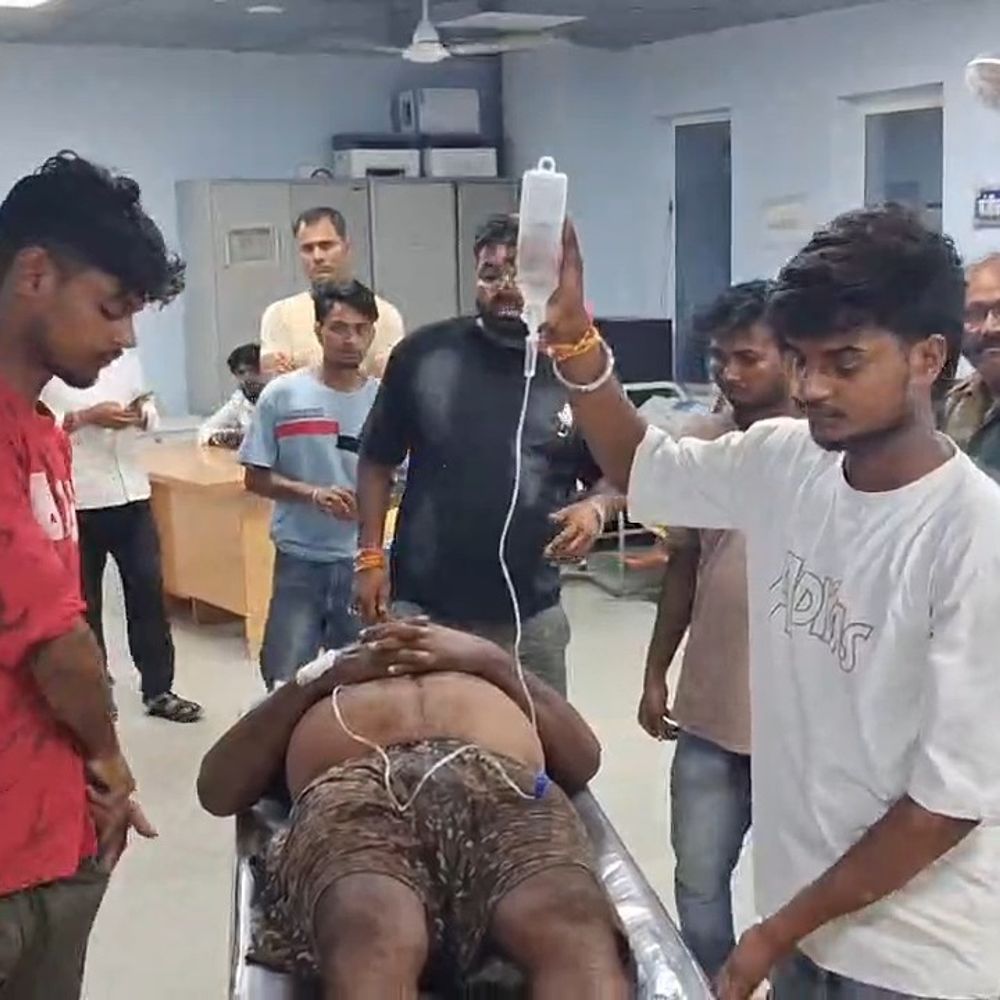 सीवान में रात्रि प्रहरी को नींद से जगाकर मारी गोली:घर के पास बथान में सो रहे थे, सीने में की फायरिंग; हालत गंभीर, गोरखपुर रेफर