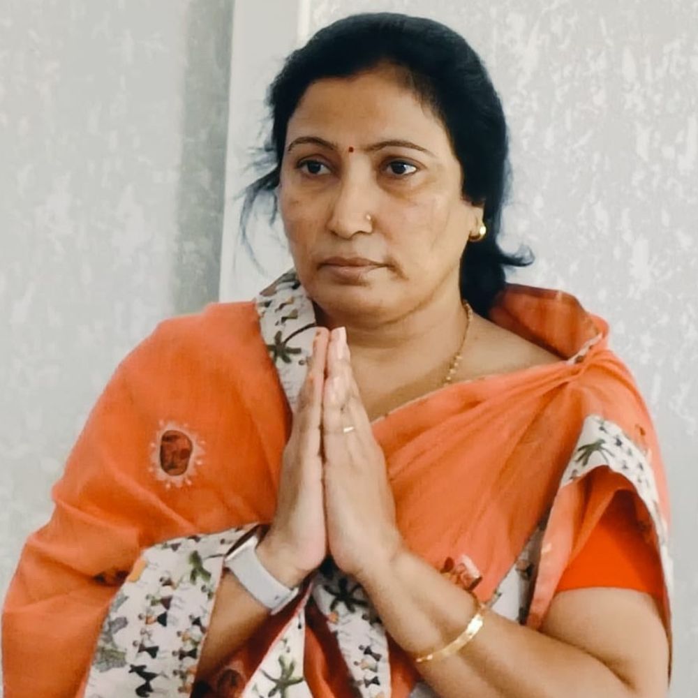 श्वेता शर्मा झामुमो की बैठक में पहुंचीं, कार्यकर्ताओं से मिलीं:बोलीं- सुदिव्य कुमार सोनू की खाली जगह को आपके सहयोग से भरूंगी