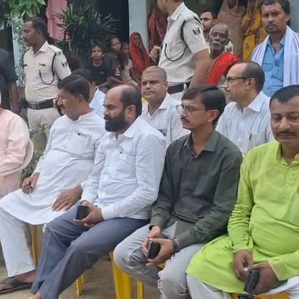 सांसद पहुंचे बैधनाथ महतो के घर, बोले-‘हत्यारों की गिरफ्तारी हो’:परिवार के एक सदस्य को सरकारी नौकरी, मुआवजा दिलाने की सरकार से मांग