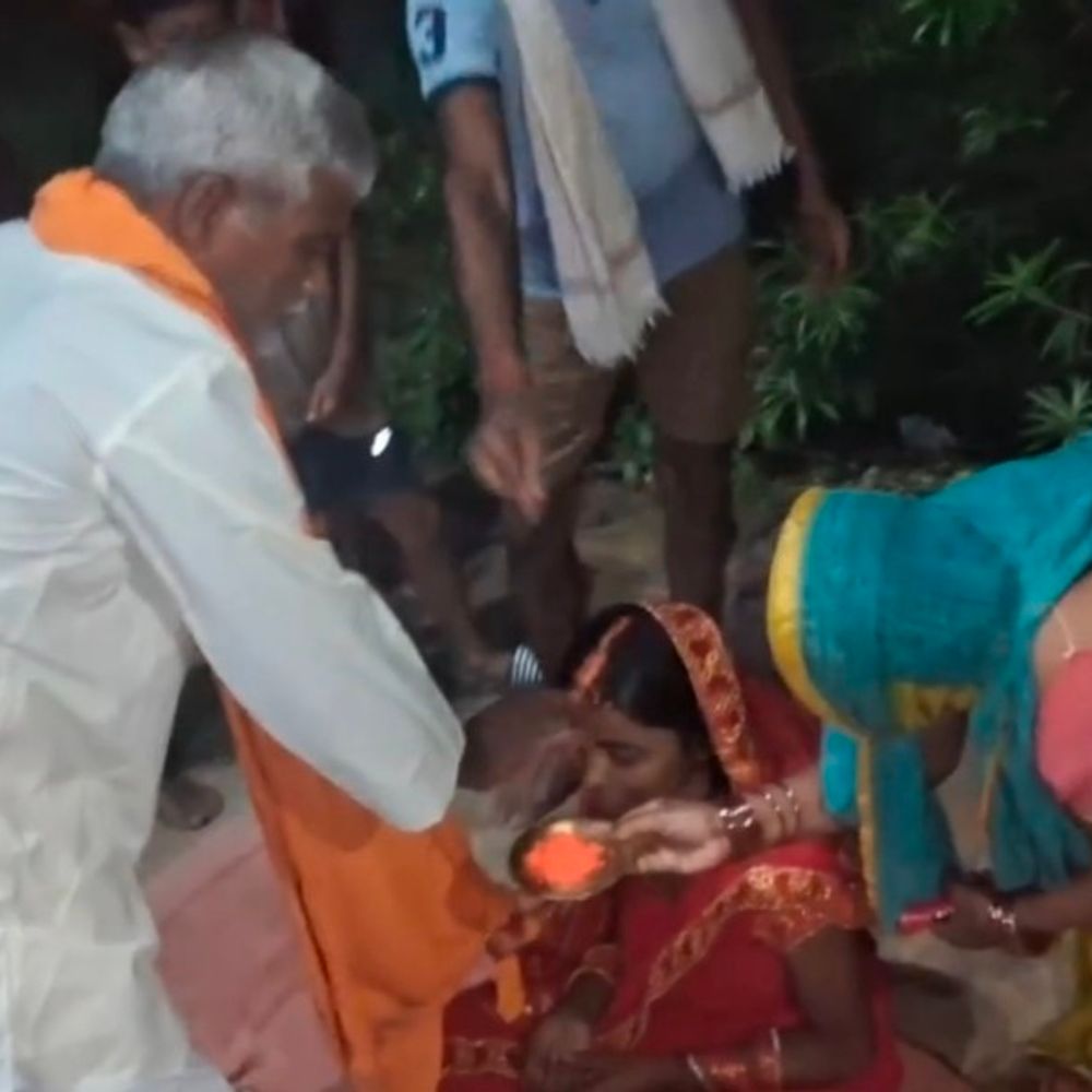 23 की युवती की 60 साल के बुजुर्ग से शादी:लड़की बोली- मर्जी से किया विवाह; B.A में पढ़ाई कर रही, बुजुर्ग की तीसरी शादी