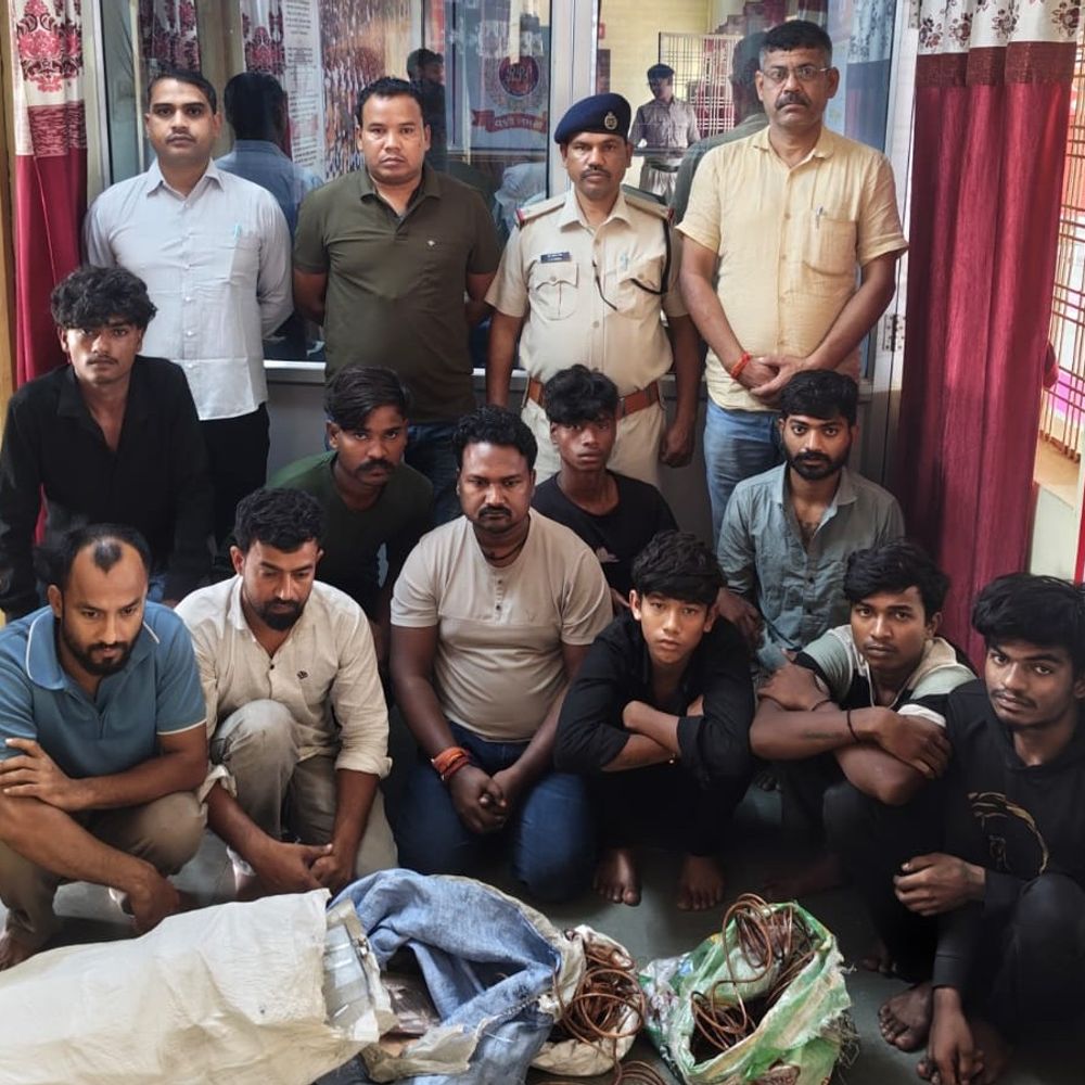 रेलवे कॉपर केबल चोरी करने वाले 17 आरोपी अरेस्ट:RPF ने 10 चोर और 7 रिसीवर को पकड़ा;स्कूटर से रेकी कर दिल्ली में बेचते थे