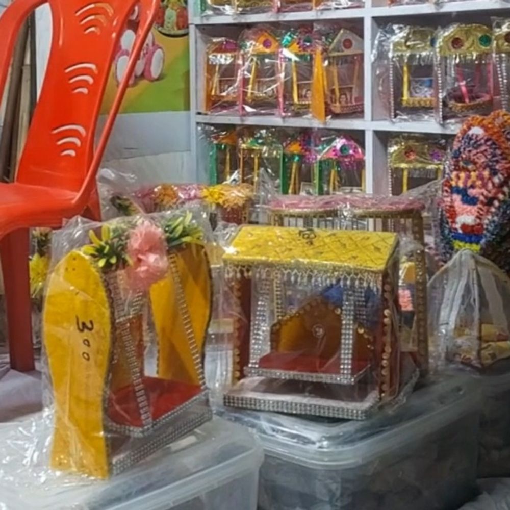 बाजारों में रौनक, हैंडमेड पोशाक की सबसे ज्यादा मांग:जन्माष्टमी में लड्डू गोपाल के पालने 20 से 800 रुपए में
