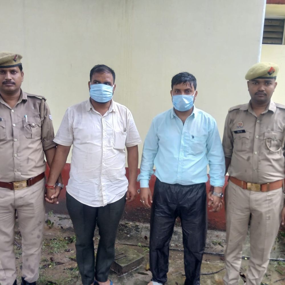 महराजगंज न्यायालय परिसर में मारपीट, दो भाई गिरफ्तार:पारिवारिक विवाद में हुई घटना, पुलिस ने तुरंत कार्रवाई कर भेजा न्यायिक हिरासत में