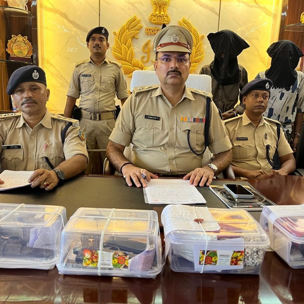 अमड़ापाड़ा ज्वेलरी दुकान लूट का खुलासा, 3 अपराधी गिरफ्तार:हथियारों के साथ पकड़े गए अंतरराज्यीय बदमाश, लाखों के जेवर और बाइक बरामद