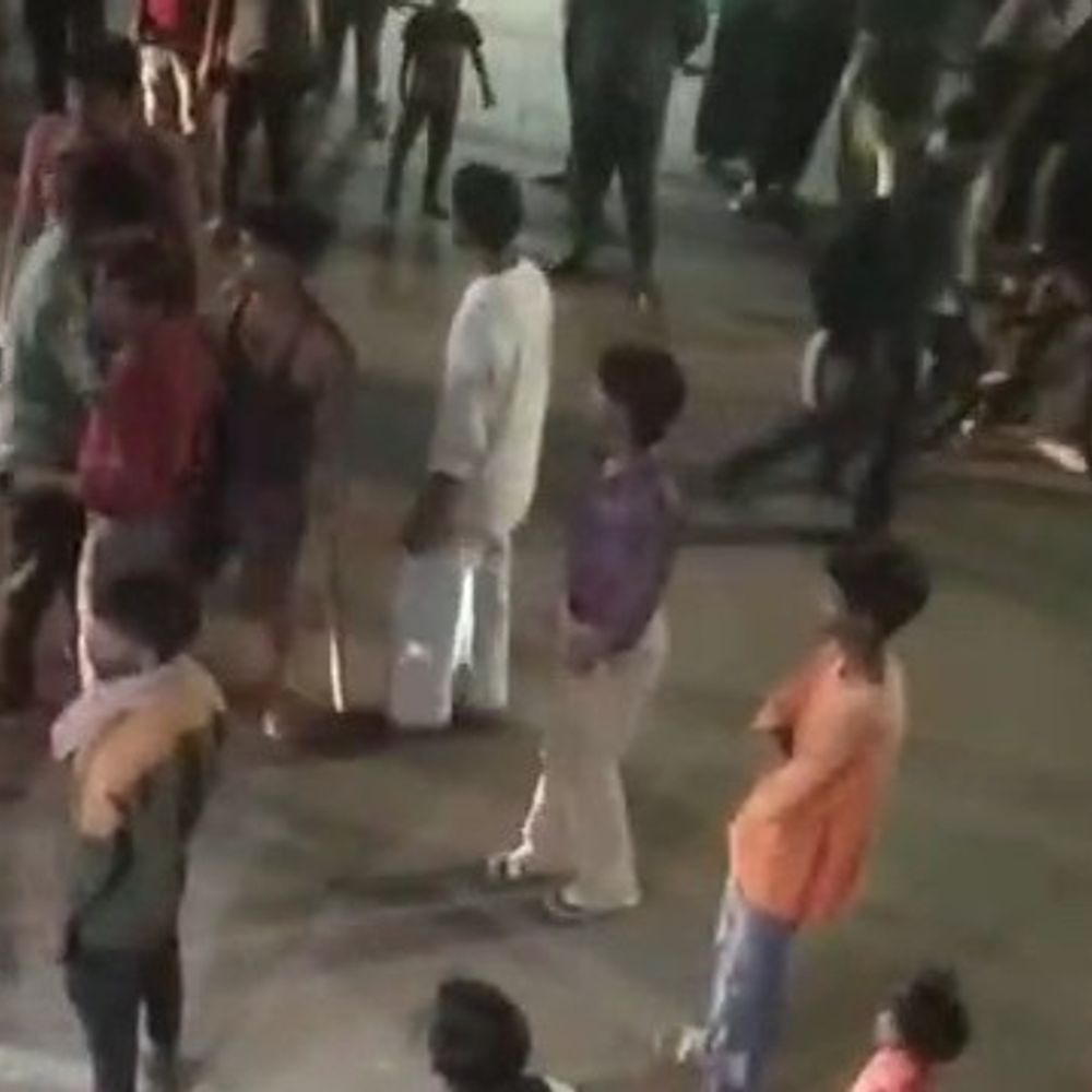सिगरेट नहीं दी तो दुकानदार को सड़क पर गिराकर पीटा:फतेहगढ़ में लाठी-डंडों से मारपीट का VIDEO वायरल, सामान तोड़ने का भी आरोप