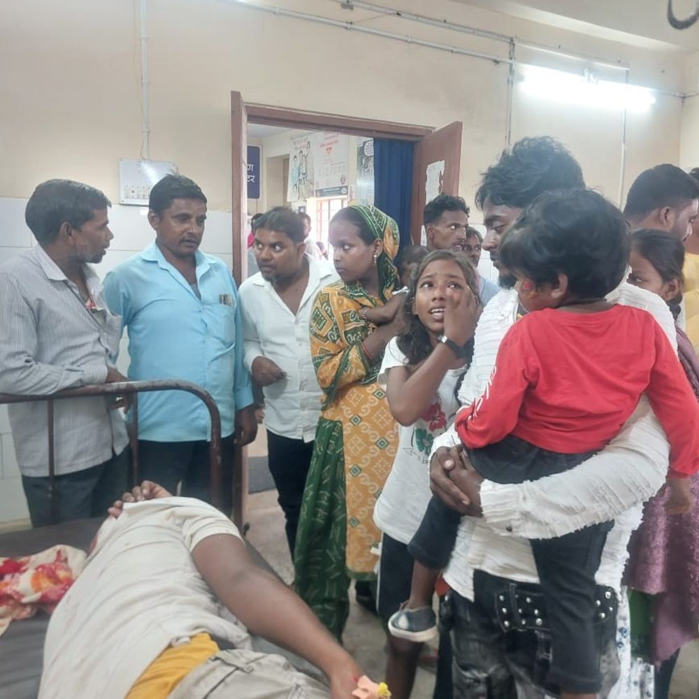 गोबिंदपुर हाईवे पर बाइक-स्कूटी की टक्कर में 5 घायल:दंपती और 3 बच्चे जख्मी, पांचों एक ही बाइक पर थे सवार; गंभीर फिरोज धनबाद रेफर