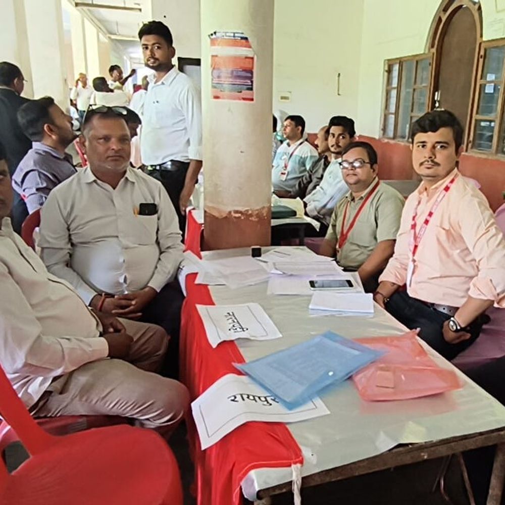 मऊ लोक अदालत में 61,950 मामले निपटे:22 दंपतियों को फिर साथ रहने भेजा, मोटर दुर्घटना में 3.46 करोड़ की क्षतिपूर्ति मिली