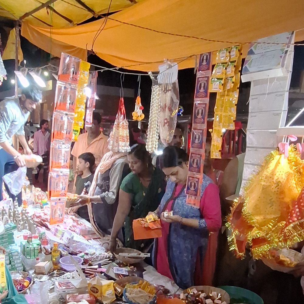 तीज से पहले बाजार में सुहाग सामान की खूब खरीदारी:गाजीपुर में गौरी-गणेश और पूजा सामग्री के लिए उमड़ी लोगों की भीड़