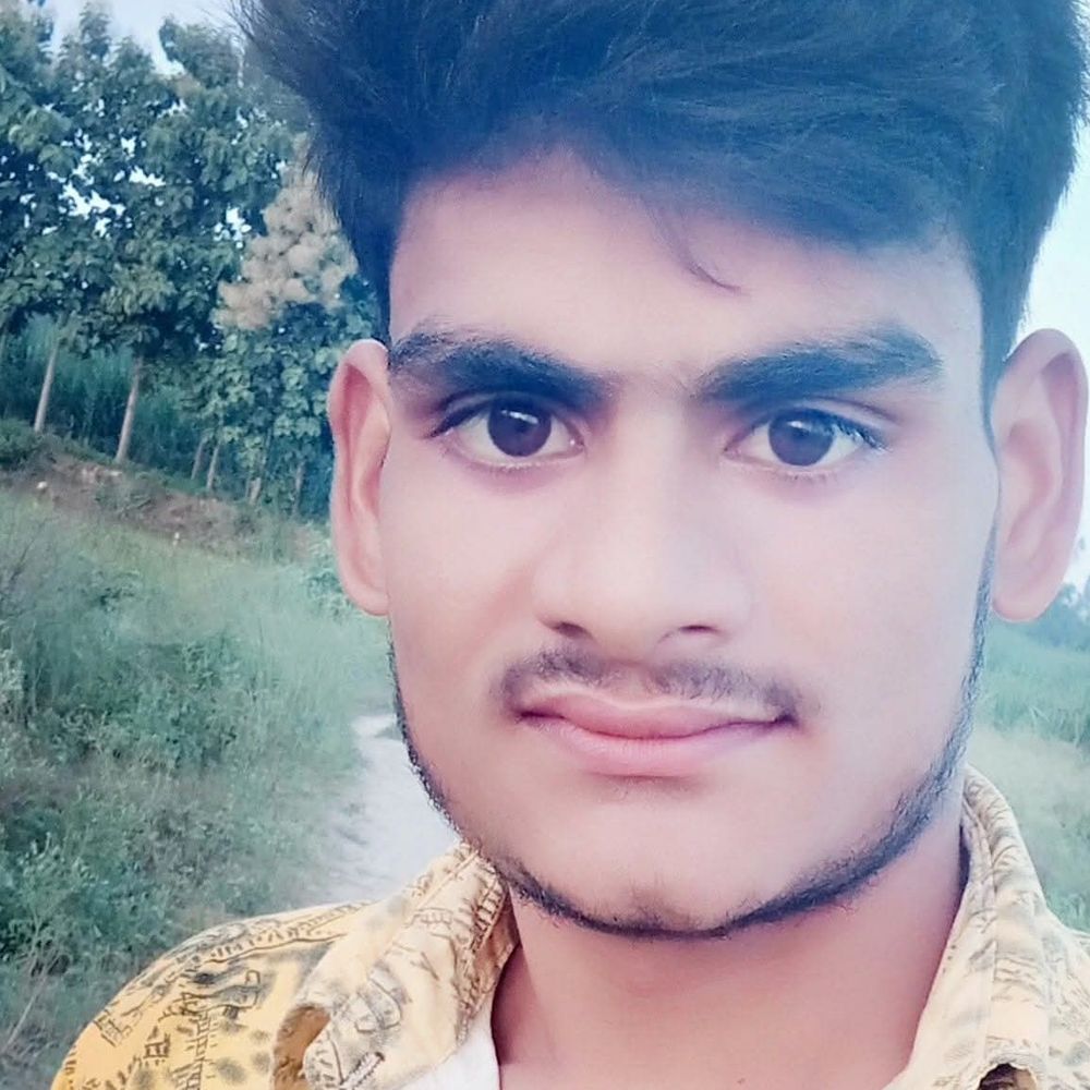 सीतापुर में करंट लगने से युवक की मौत:बचाने दौड़ा दुकानदार भी झुलसा, तहसील चौराहे पर लोहे की दुकान में फैला था करंट