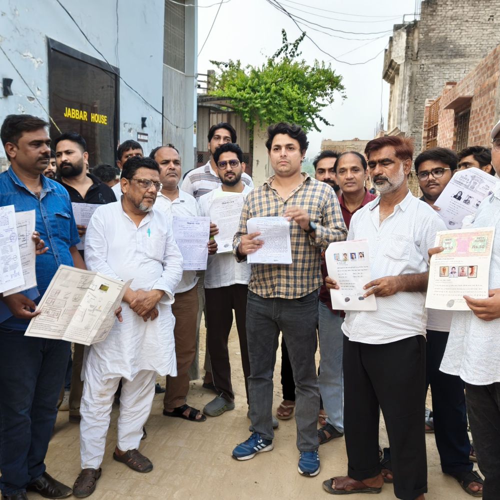 संभल में 25 साल पुराना रास्ता होगा बंद:2 दर्जन परिवारों ने किया प्रदर्शन, राजस्व रिकॉर्ड से समाधान की मांग