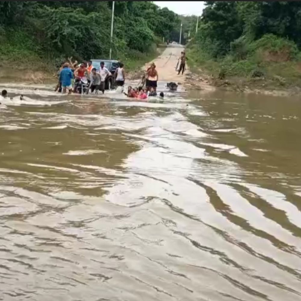 जालौन में मलंगा नाला का रपटा डूबा:तेज बहाव के बीच जान जोखिम में डालकर गुजर रहे राहगीर