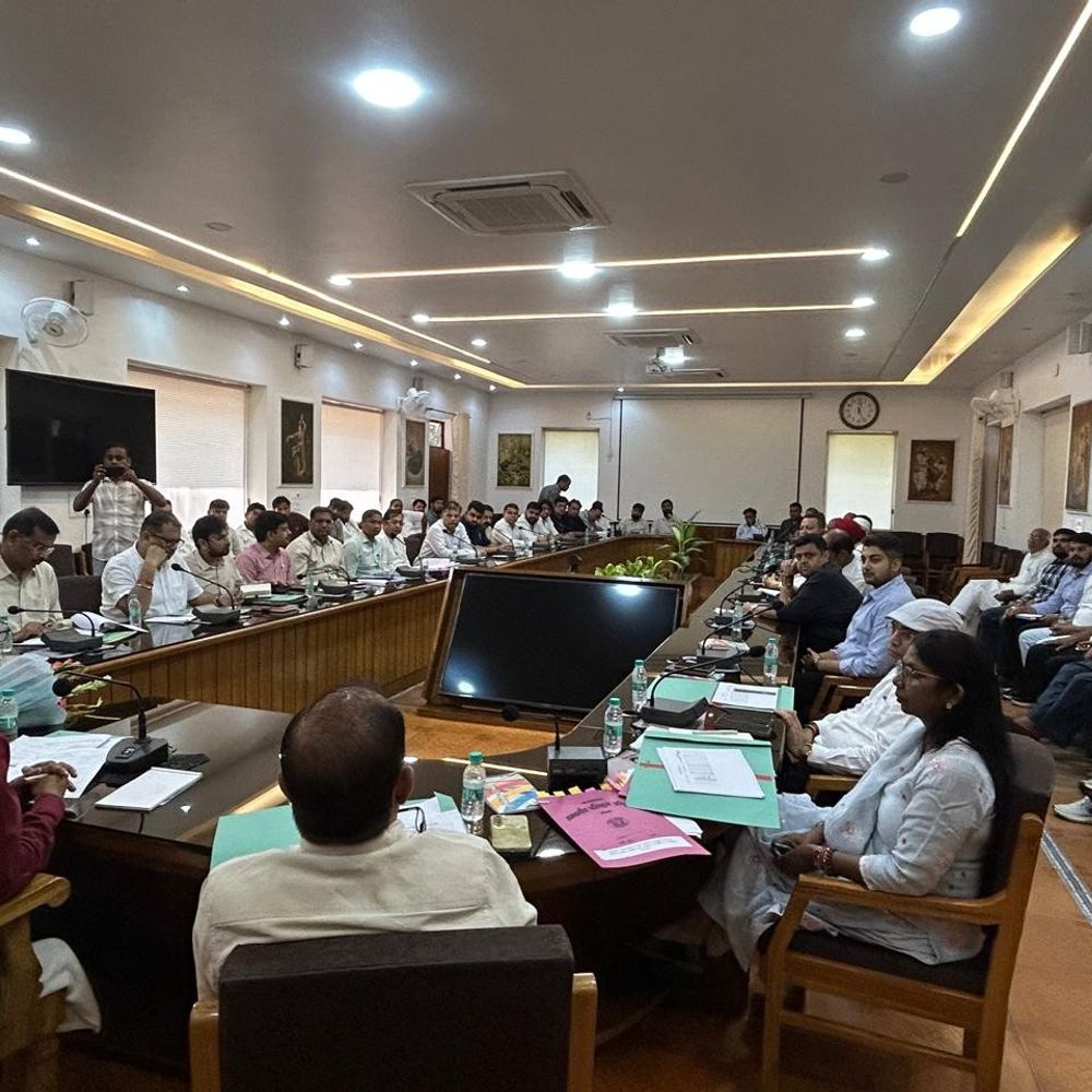 87 वाहन मालिकों ने परिवर्तन योजना के लिए किया आवेदन:मेरठ में अपर परिवहन आयुक्त ने प्रचार बढ़ाने के दिए निर्देश