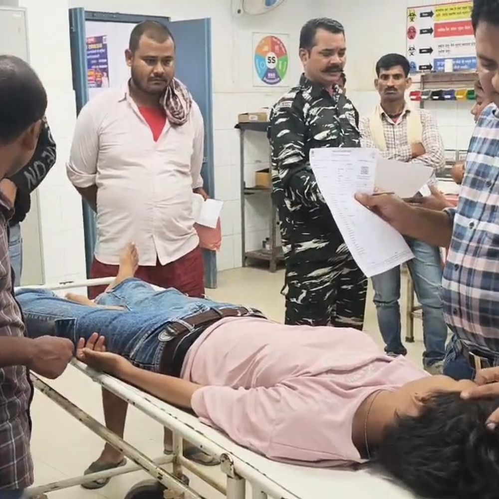 छेड़खानी का विरोध करने पर छात्राओं से मारपीट:कैमूर हाटा स्कूल में चौकीदार के बेटे सहित 6 बदमाशों ने पीटा; 3 छात्राएं गंभीर
