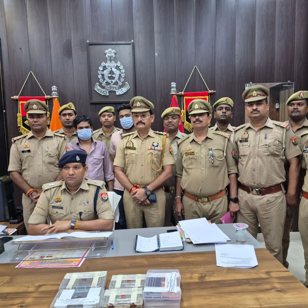 बस्ती में अश्लील वीडियो बनाकर धमकाया:पिस्टल दिखाकर खाते से 1 लाख ट्रांसफर कराए, 20 हजार नकद भी लूटे, 2 गिरफ्तार