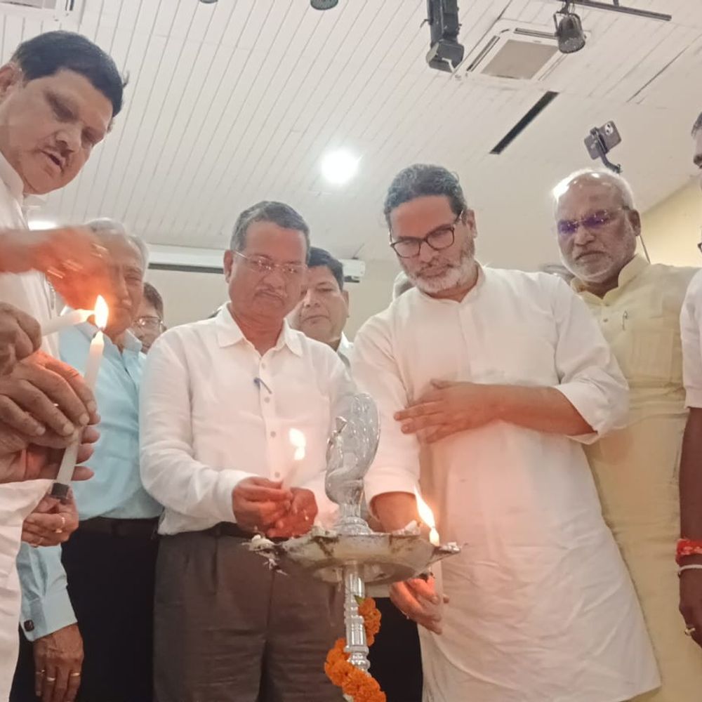गया में प्रशांत किशोर ने शिक्षकों से किया संवाद:शिक्षक सम्मान-शिक्षा सुधार पर चर्चा; रवि रंजन दांगी ने शिक्षकों की भूमिका को बताया अहम