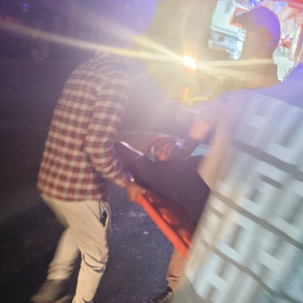 हाईवे पर खड़े खराब ट्रक में भिड़े 3 ट्रक, कार:इटावा में हेल्पर और चालक घायल, दो ट्रकों में फंसे चालक-हेल्पर का रेस्क्यू करके निकाला