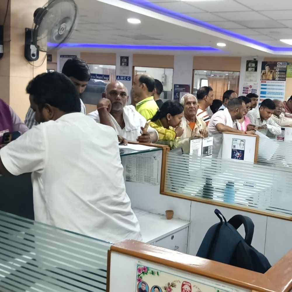 मऊ में रविवार को खुलीं सभी 150 बैंक शाखाएं:400 करोड़ का लेनदेन, बैंक कर्मियों के 3 दिवसीय हड़ताल के मद्देनजर सरकार के निर्देश
