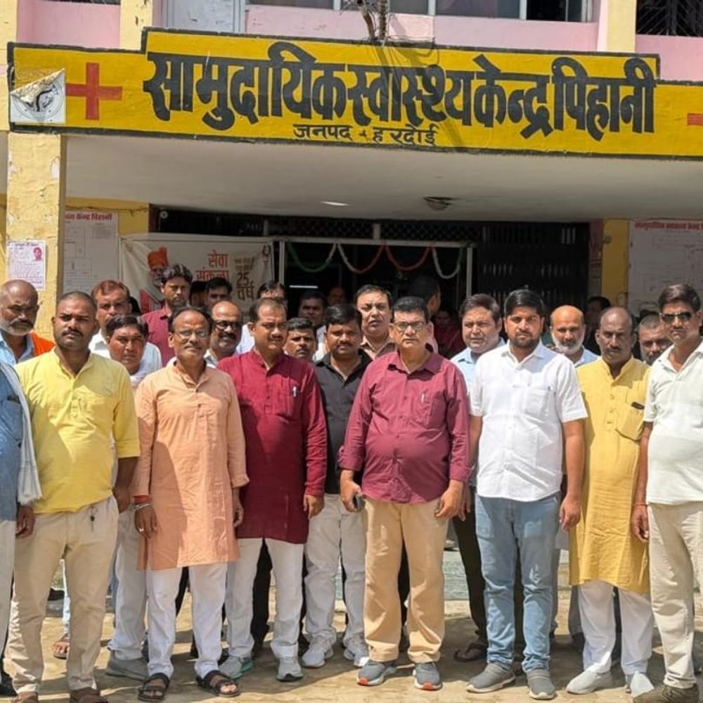 पिहानी सीएचसी में मरीजों को फल वितरित:जनप्रतिनिधियों ने वार्डों में पहुंचकर हालचाल जाना, शीघ्र स्वास्थ्य लाभ की कामना