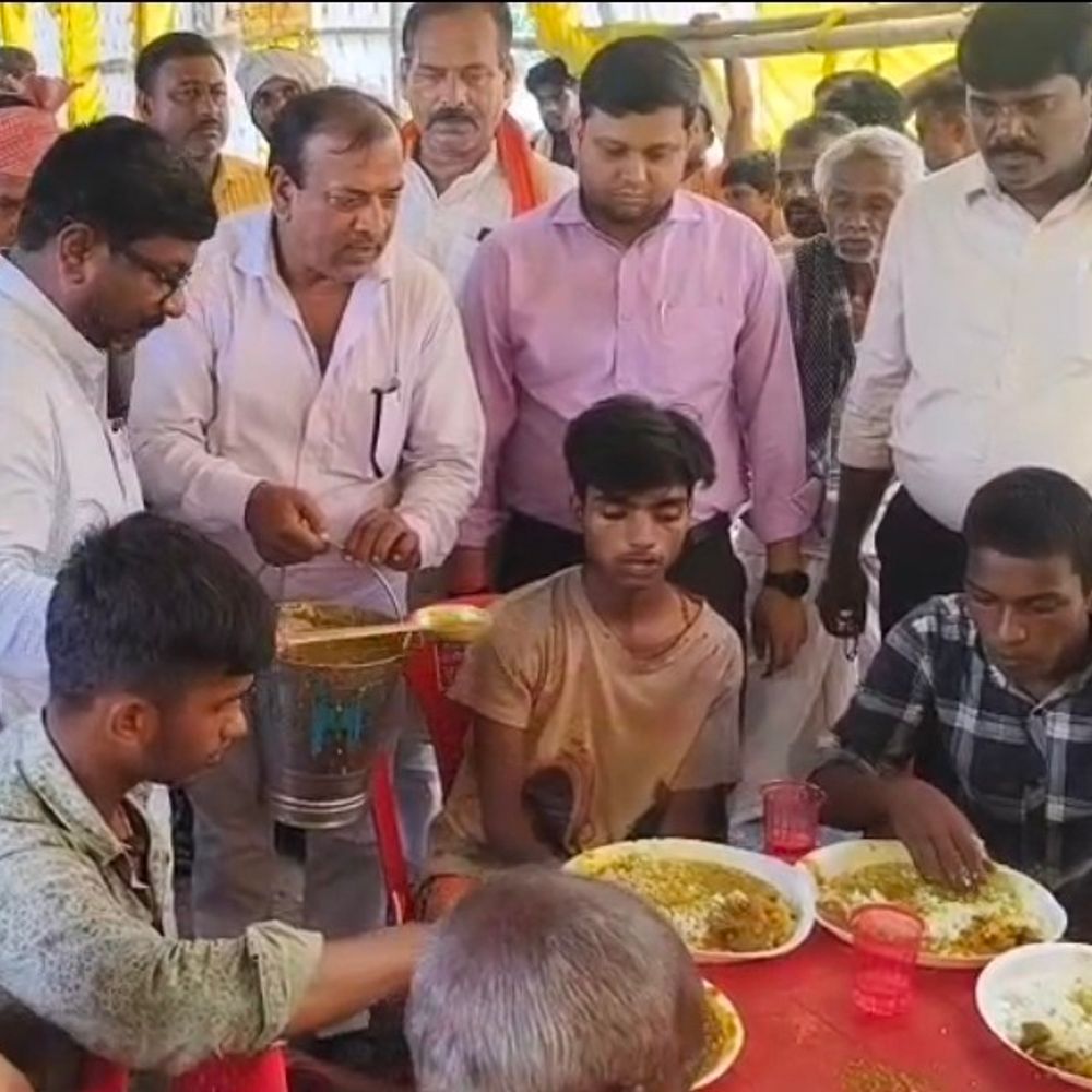 विधायक ने सामुदायिक किचन में भोजन की व्यवस्था जांची:खगड़िया में बाढ़ प्रभावित इलाकों का दौरा,पशुचारे की समस्या पर बीडीओ को दिए निर्देश