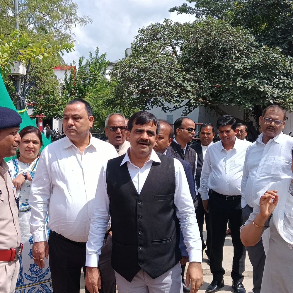 मधुबनी कोर्ट में मेटल डिटेक्टर गेट और विशेष शौचालय खुले:जिला जज ने फीता काटकर दोनों सुविधाओं का किया उद्घाटन