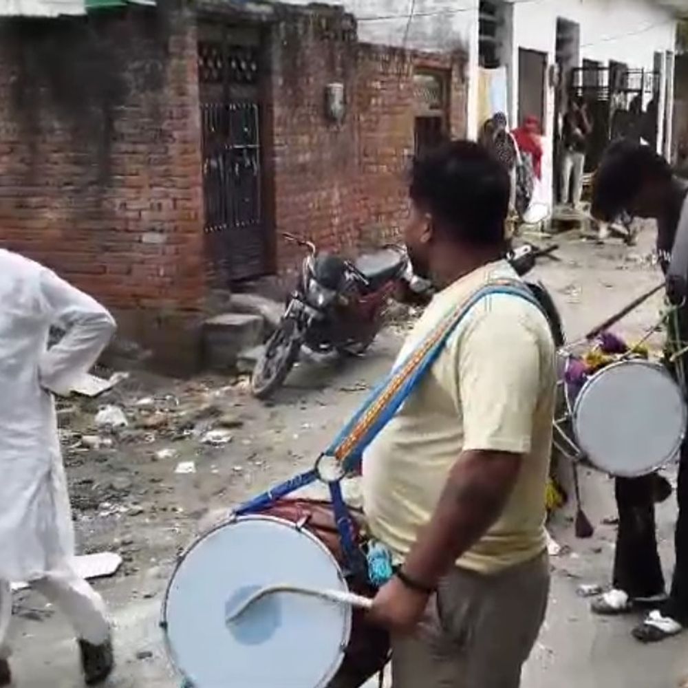 हत्या के प्रयास के फरार आरोपियों के घर मुनादी:नोटिस चस्पा कर कोर्ट में पेश होने की चेतावनी, नहीं तो घर कुर्क होगा