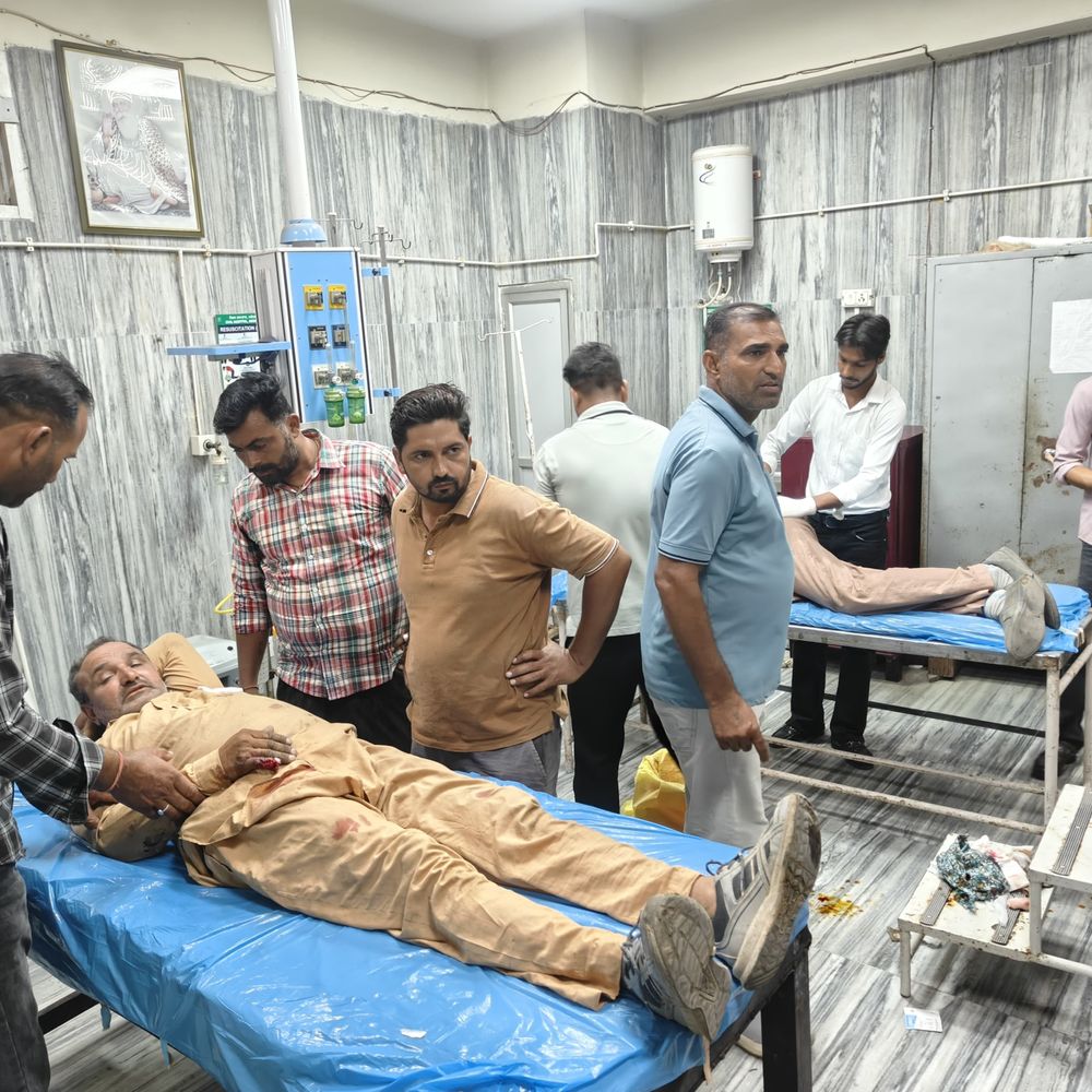 अबोहर में कार की टक्कर से दो घायल:बाइक पर अपने गांव लौट रहे दोनों, दूध की सप्लाई देने आए, अस्पताल में भर्ती