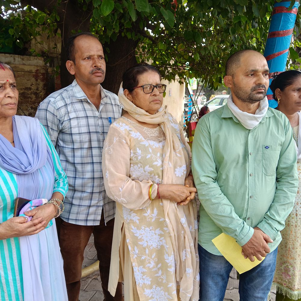 शिक्षक की मौत पर मां ने जताई हत्या की आशंका:मेरठ में पत्नी समेत 4 लोगों पर शक, SSP से FIR दर्ज कराने की मांग