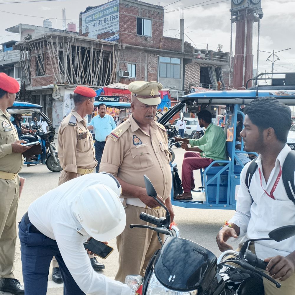 यातायात पुलिस ने नाबालिग वाहन चालकों को जागरूक किया:महराजगंज में सघन चेकिंग के दौरान अभिभावकों से भी की बात, चालान भी काटे